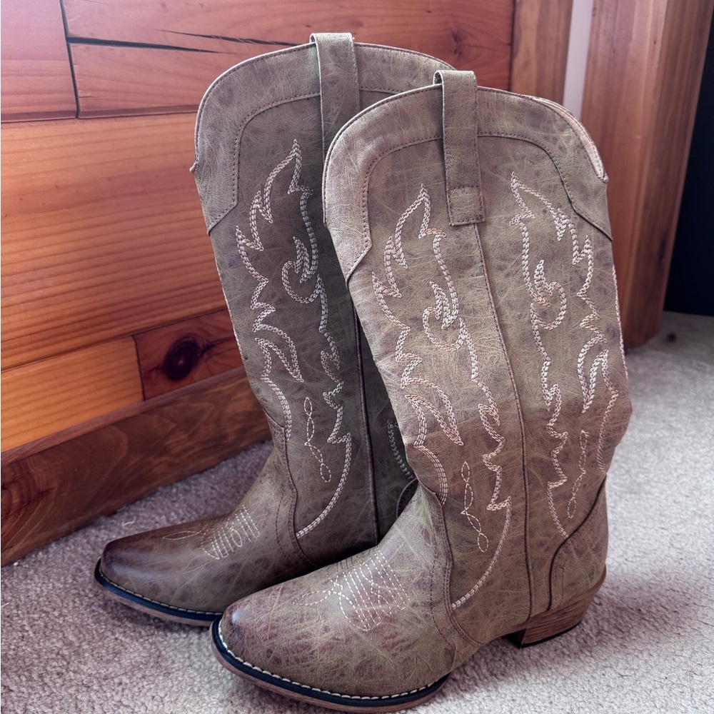 Stylish Tan Cowboy Boots